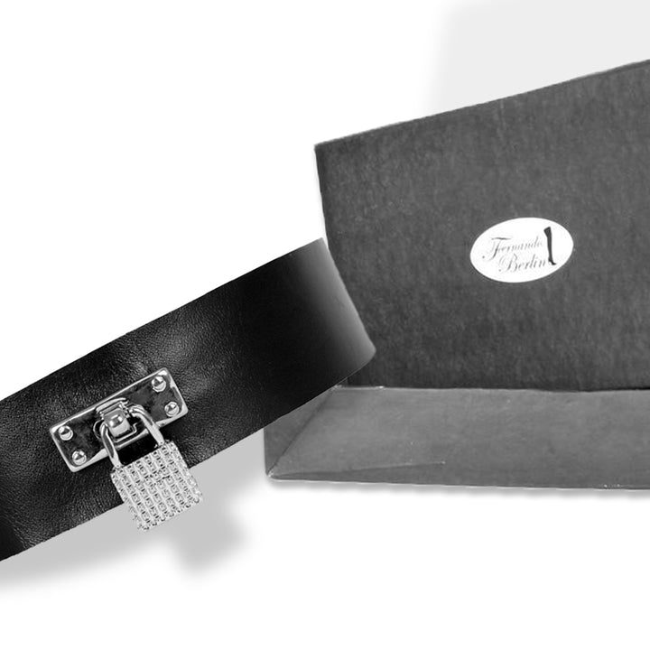 Leather collar with lock (P21)